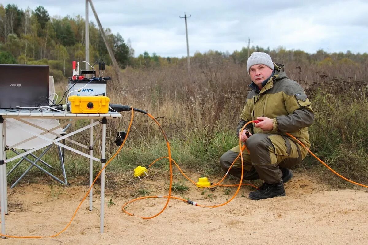 Прибор phoenix geophysics. Тнг-групп бугульма. Камаз 8 на 8 геофизика. Геологоразведочная скважина. Оператор по исследованию скважин.