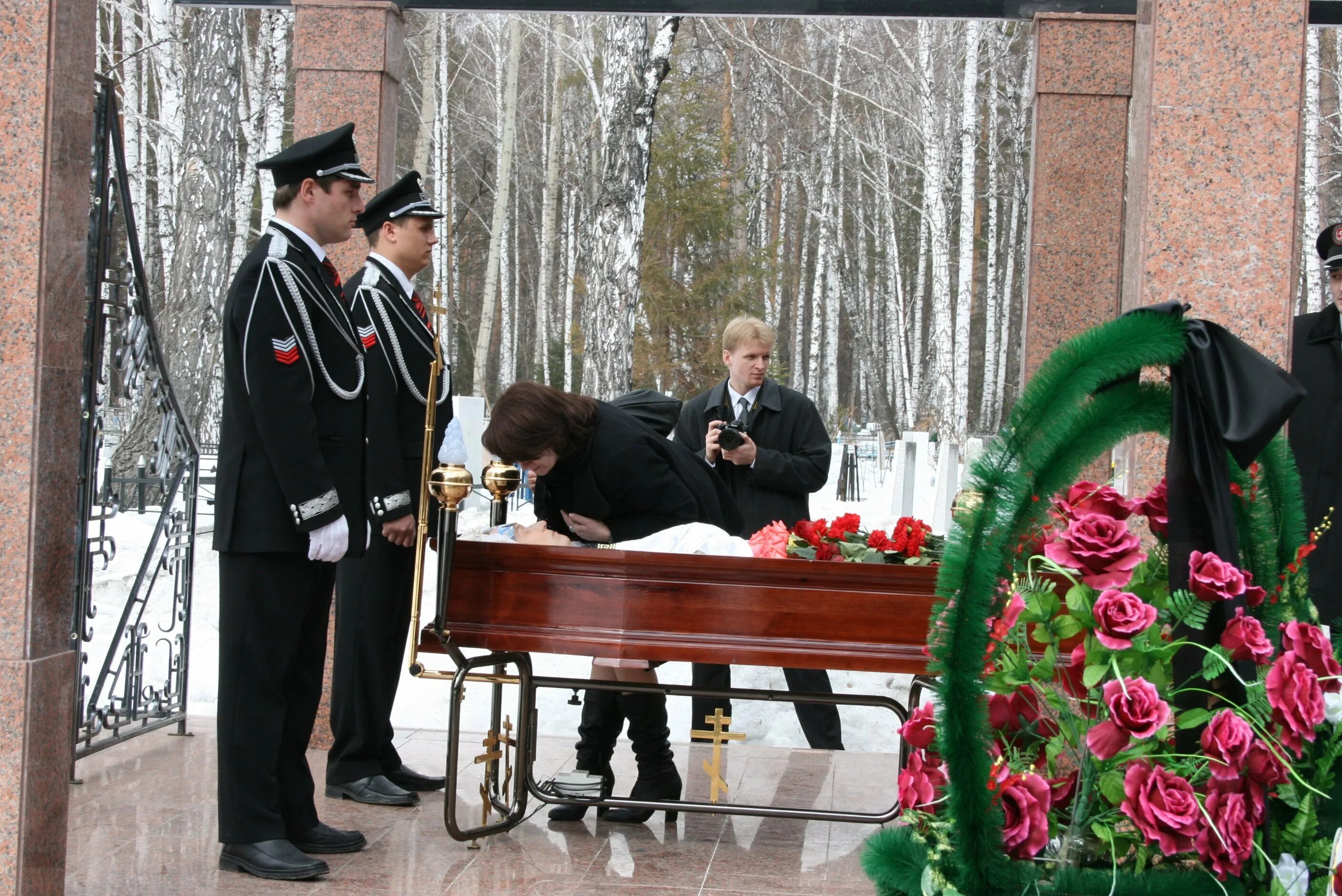 Цена похоронили. Новосибирский крематорий процессия. Новосибирск похороны крематорий. Похоронный дом некрополь.