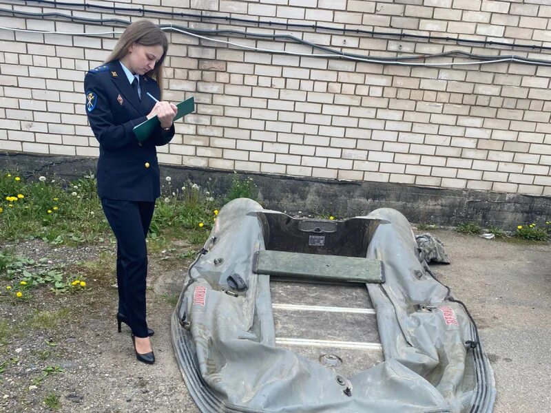 Украли технику украдены украден. Деревенская полиция. Полицейский участок в деревне. Пенсионерка и полицейский. Лодка утонула.