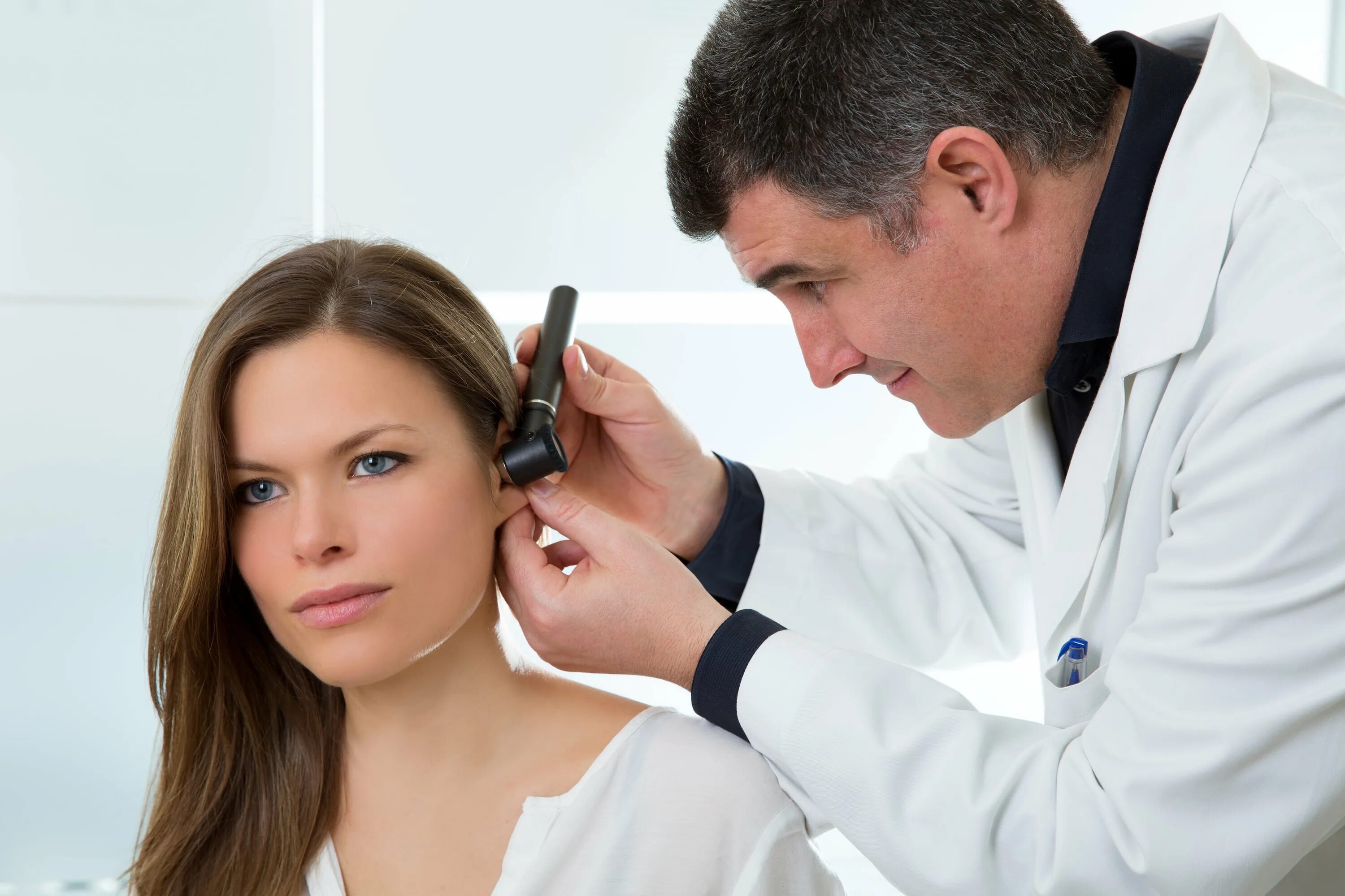 Лечение уха врачи. Врач ЛОР. Врач осматривает ухо. Доктор ухо. Врач оториноларинголог.