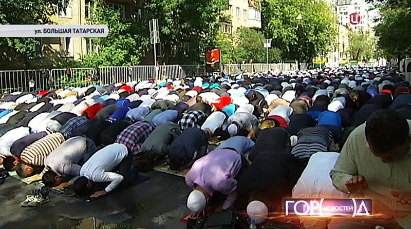 Почему мусульмане в пятницу. Ураза байрам в Петербурге. С пятницей мусульмане. Мусульмане молятся на улице. Мусульмане в Москве молятся на улице.