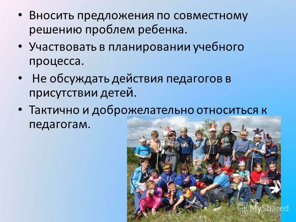 совместное предложение. мужчина делает предложение. сотрудничество. сафмар. мужчина дарит цветы женщине.