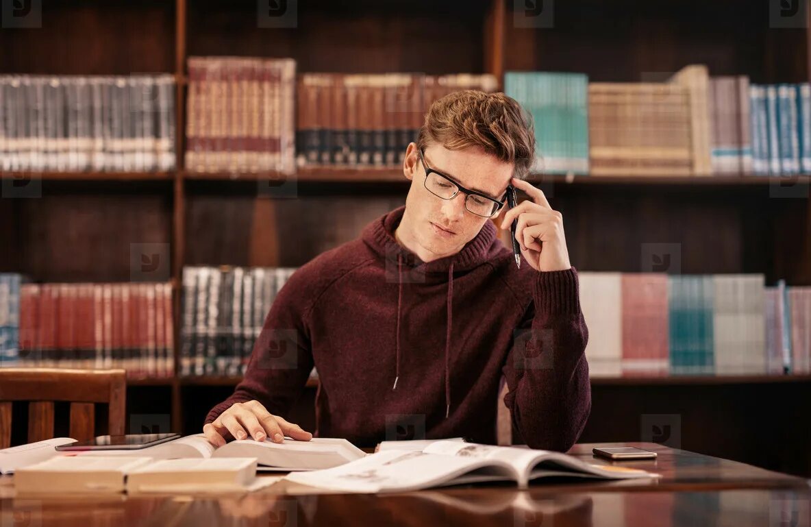 Preparing for reading. Студент готовится к экзамену. Молодой аспирант. Студенческие чтения. Фотосессия в библиотеке парень.