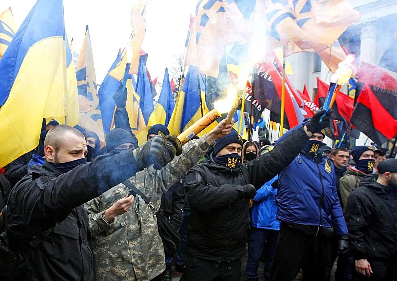 Украинские националисты вербуют будущих офицеров ВСУ - KP.RU