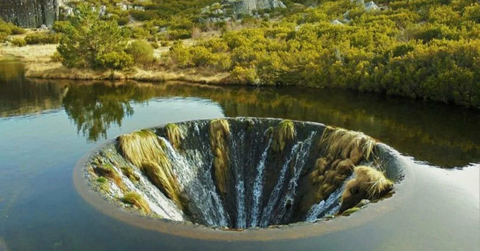 Хол вода. Озеро Кончос в Португалии. Водопад внутри озера Кончос в Португалии. Дырявое озеро Кончос Португалия. Озеро Берриесса Калифорния.