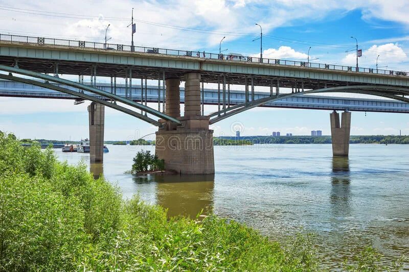 Правая обь новосибирск. Новосибирск мост коммунальный через Обь. Октябрьский мост через Обь. Левая Обь Новосибирск. Станция левая Обь Новосибирск.