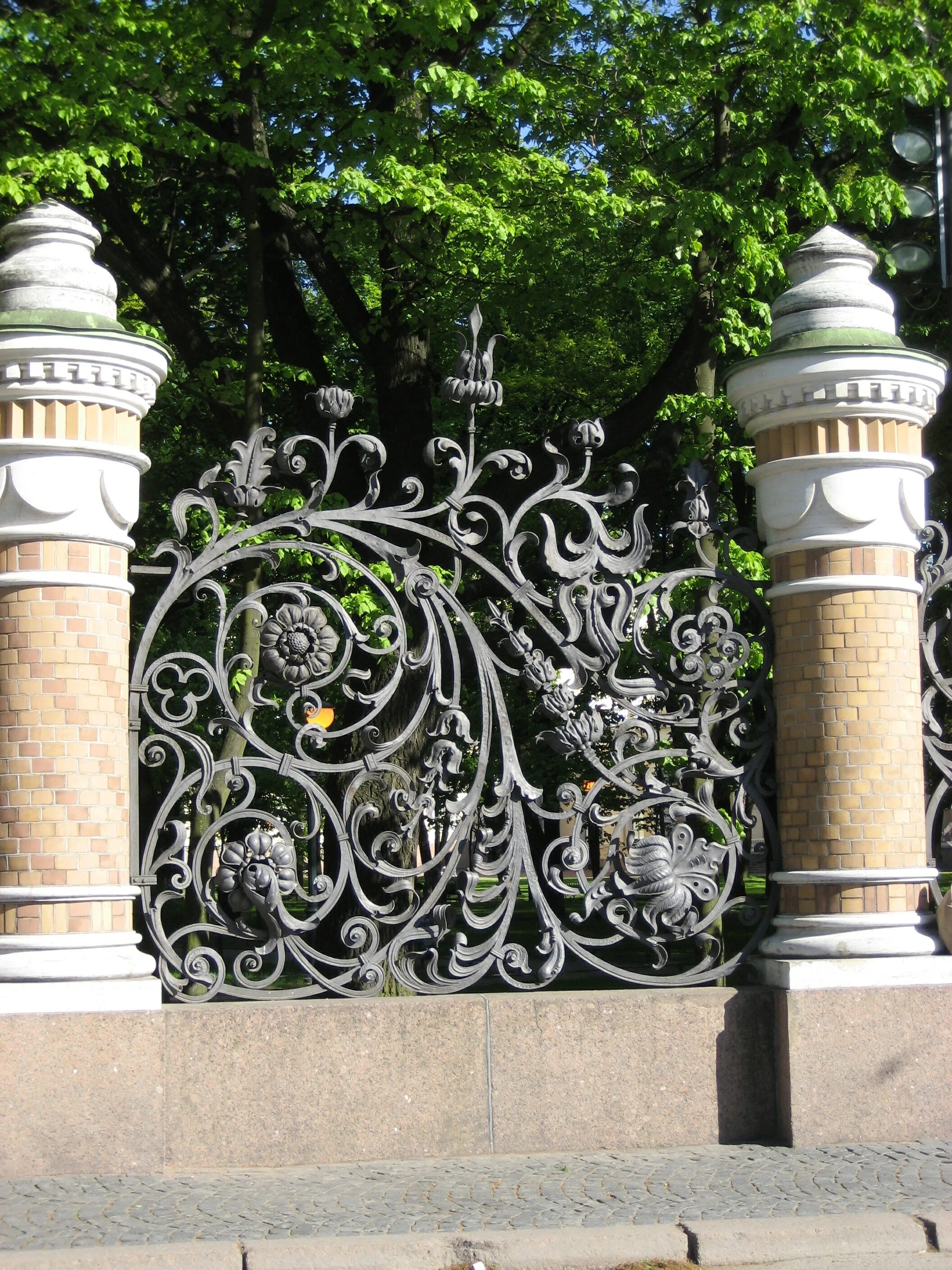 File:Bolshoi Koniushennyi bridge St Petersburg fence.jpg - Wikimedia Commons