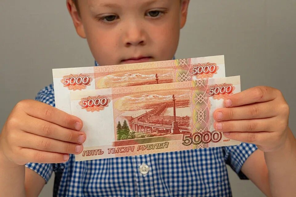 300 руб ежемесячно. Пособие 10 тысяч рублей на ребенка. 10 Тысяч рублей в руках. 10 Тысяч на детей. Дети и деньги.