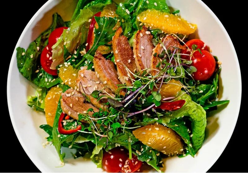 Салат с утиной грудкой и апельсинами и рукколой. Утиный салат. Салат с уткой и апельсинами. Салат с подкопченной утиной грудкой. Салат с утиной грудкой и грушей.