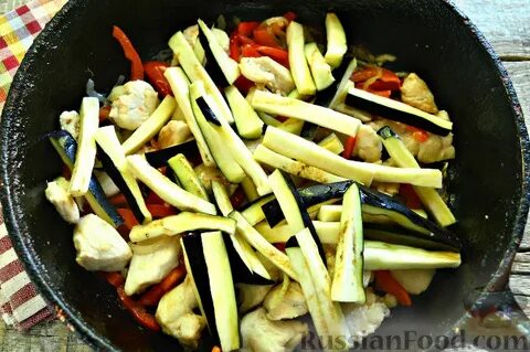 Овощи на сковороде крупными кусками