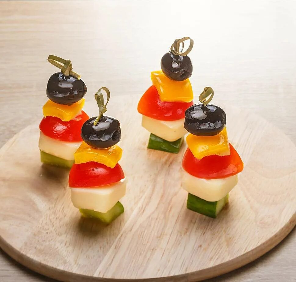 канапе фета черри маслина огурец. канапе с маслинами. канапе сыр виноград маслины. канапе сыр маслины. канапе с фетой и черри.