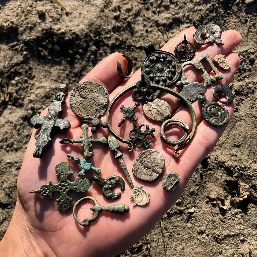 Археолог. Что такое чешуя у кладоискателей. Интересные археологические раскопки. Находки на металлоискатель. Находки металлоискателем.