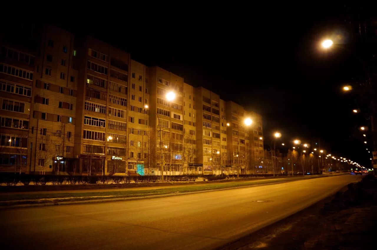 зима. ночный вид с крыши дома. ночная улица. ночная улица с фонарями. двор ночь россия.