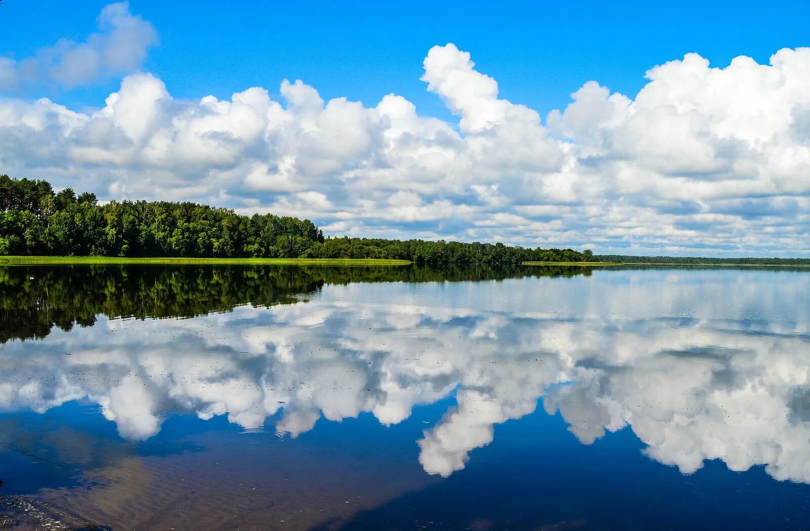 Водную гладь озера. Озеро Оснен Швеция. Озеро зеркальное Назаровский район. Озеро зеркальное Красноярский край. Озеро гладь Выборгский район.