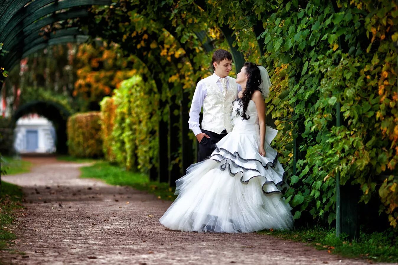 Свадебная фотосессия. Фотосессия в парке. Жених и невеста в парке. Фотосессия жениха и невесты.