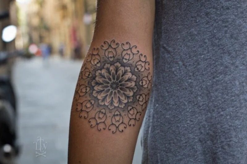 Pin on Salvataggi rapidi in 2024 Mandala tattoo back, Tattoos for women, Mandala