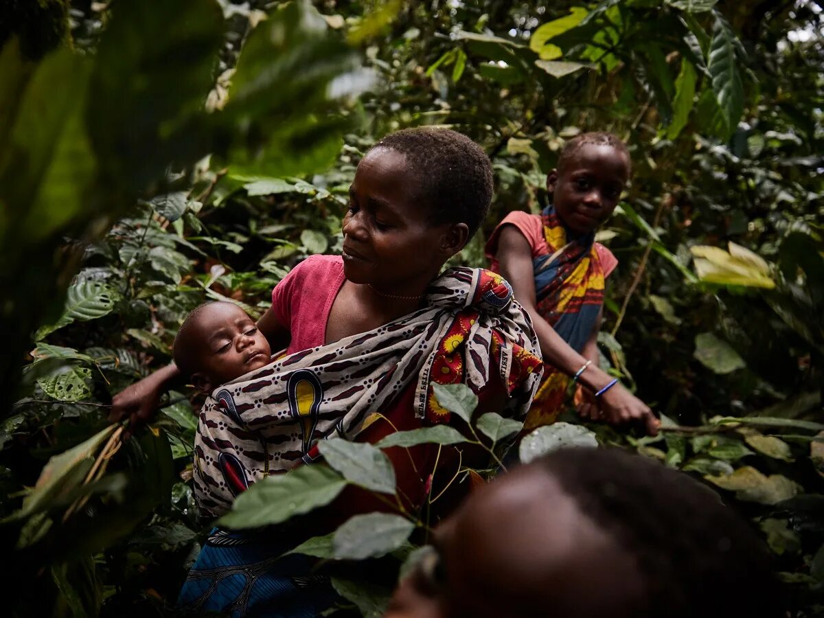 Блондинка в африке. Дети из африканских племен. Африка люди. Очень много африканцев. Люди пришли из африки.