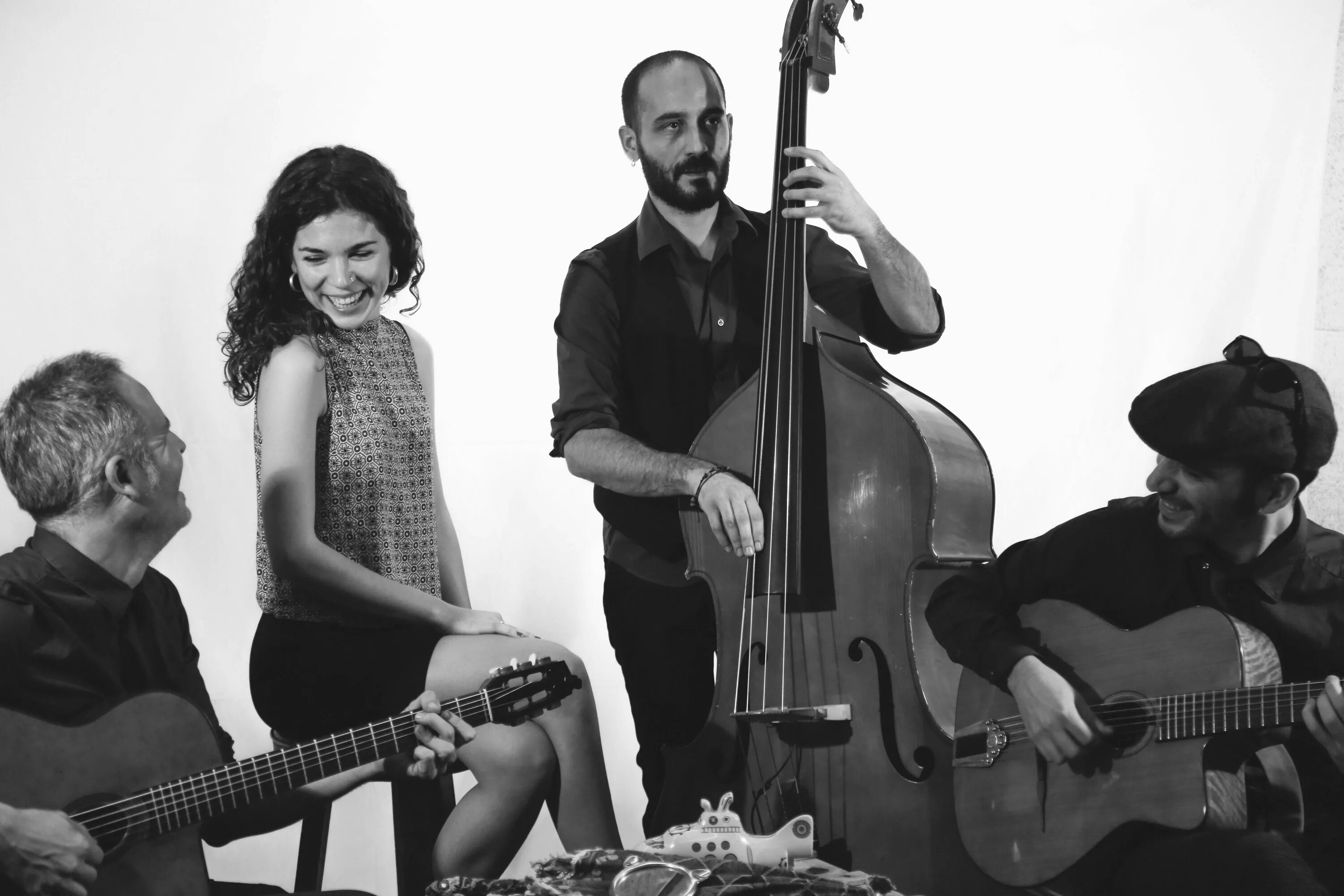 Мануш. Jazz manouche. американский джаз-мануш. логотип мануш джаз концерт. мануш гитара.