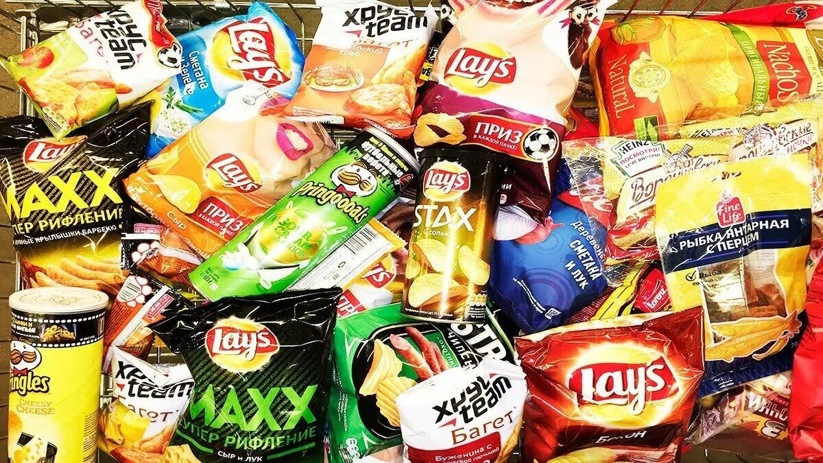 Чипсы лейс. Куча сладостей и чипсов. Чипсы. Коробка чипсов. Очень много чипсов.