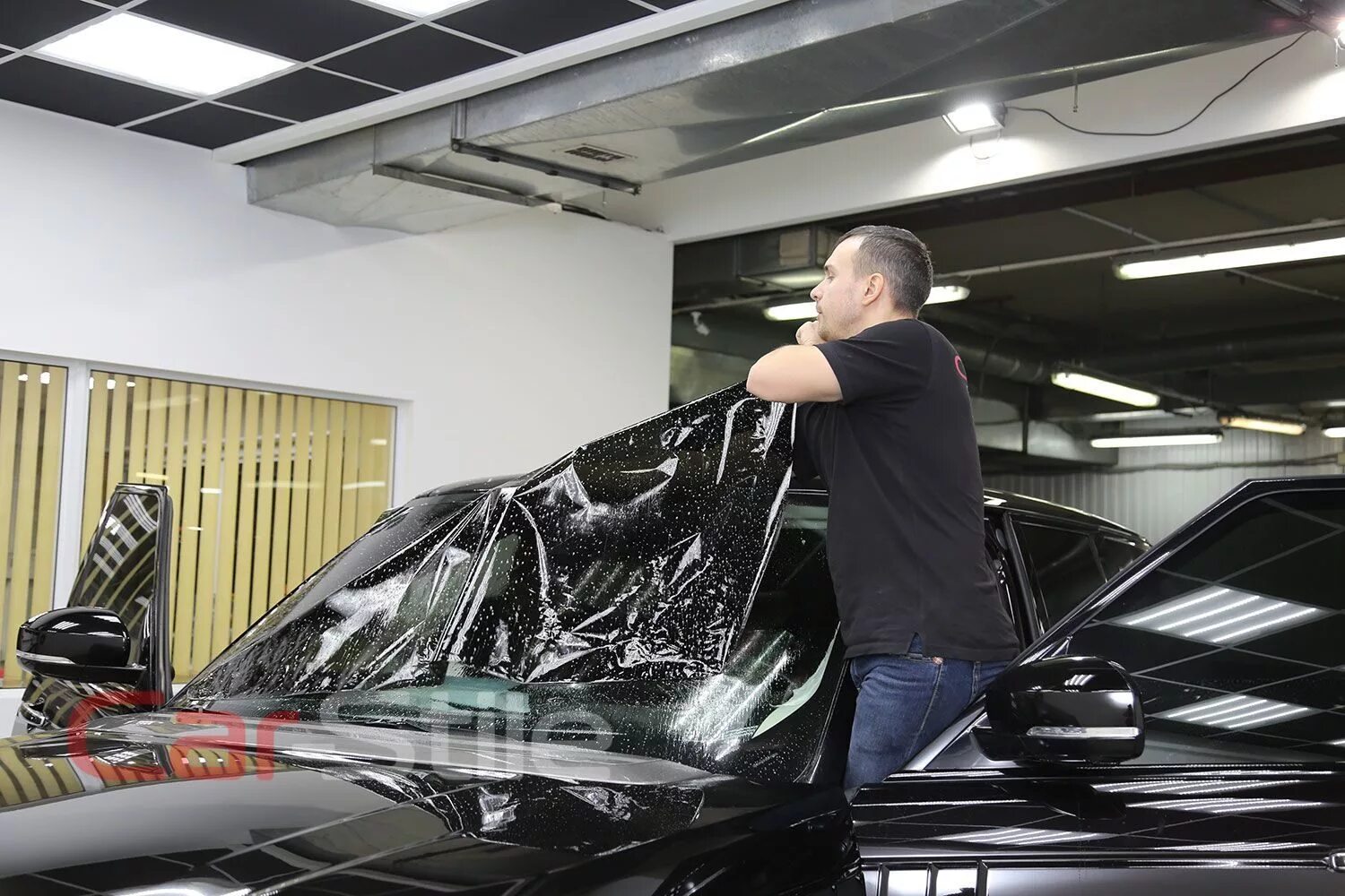 Тонировка детейлинг. Тонировка стекол автомобиля. Бронированное лобовое стекло. Монтажно-тонировочных процесс. Тонировка детейлинг.