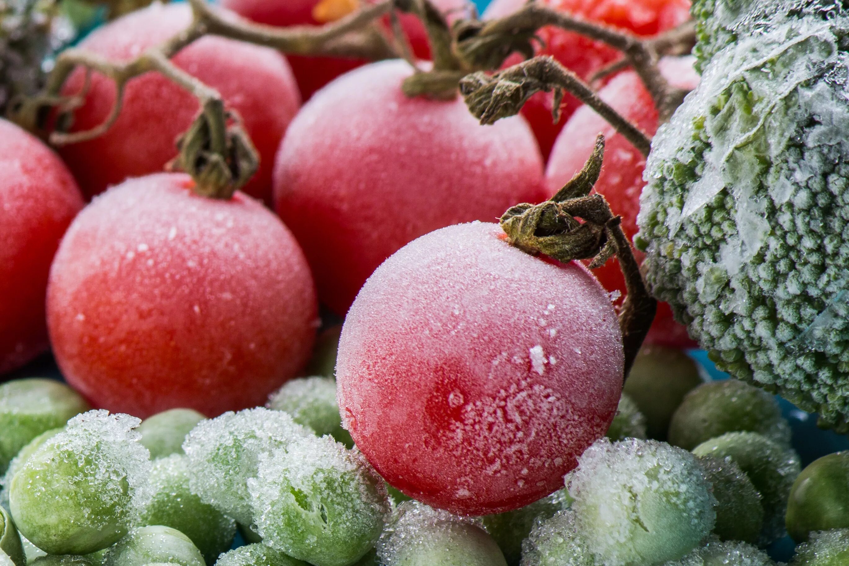 Полезные заморозки. Зимние фрукты. Зимние овощи. Замороженные фрукты. Замороженные помидоры.