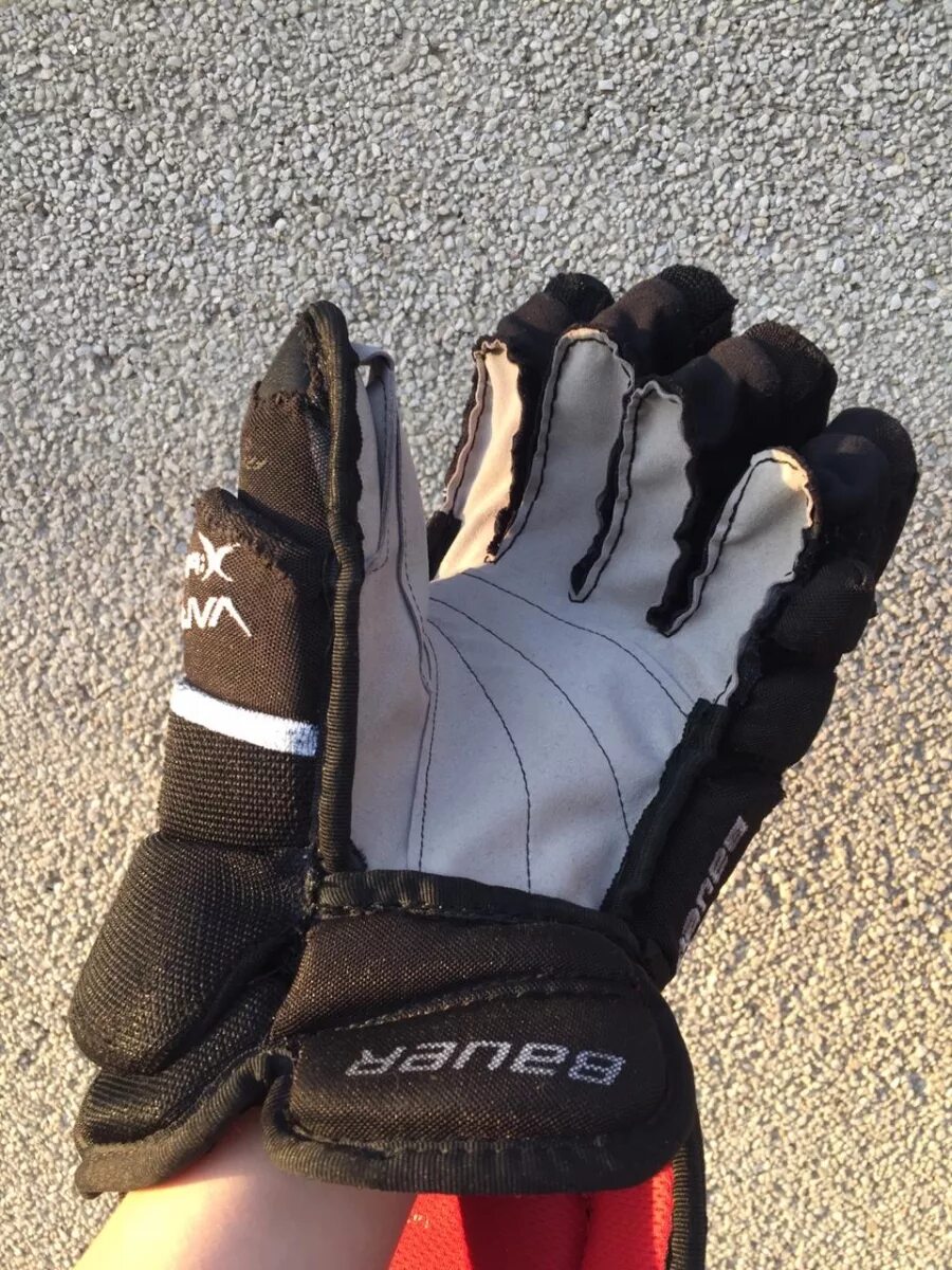 Порванная кожаная перчатка. Перешив ладошек краг. Заштопать хоккейные краги. Краги bauer apx2 pro. Восстановленные краги хоккейные.