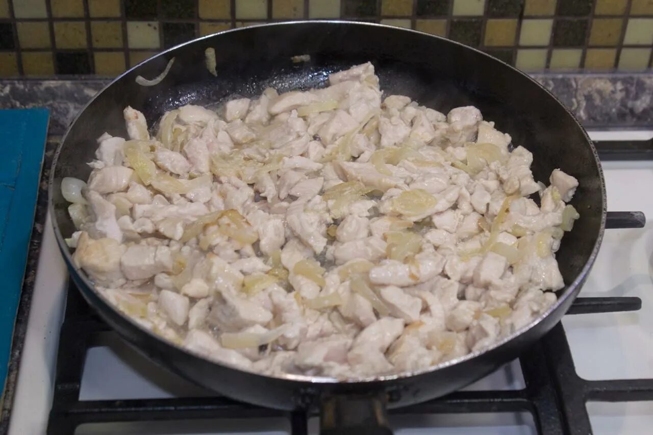 Куриное филе в кефире на сковороде. Курица в кефире на сковороде. Курица с кефиром в сковородке. Нарезанная курица на сковороде с водой.
