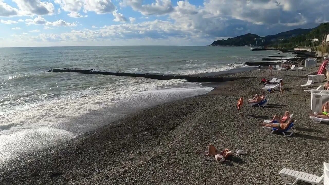 Сочи Адлер черное море. Большие волны в Адлере. Буна на море в Сочи Кудепста. Черное море Сочи знак.