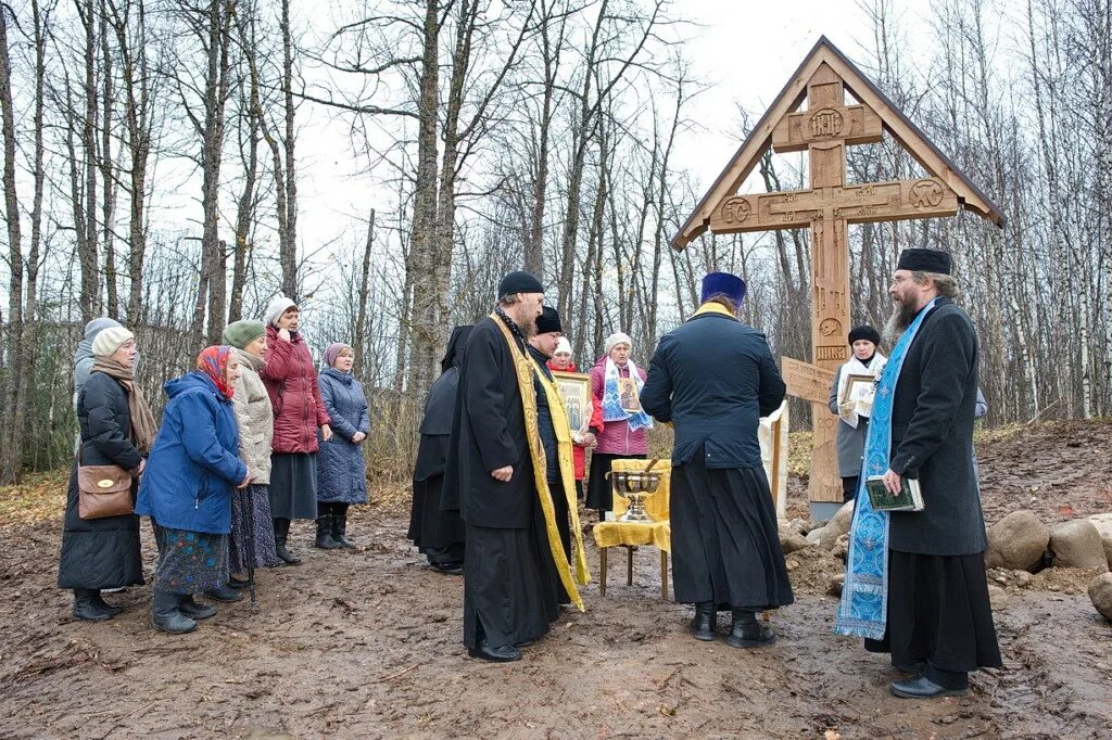 Новости кириллова вологодской. Кириллов поклонный крест. Кладбище Вологда Николая Чудотворца. Храм на Белозерской улице духовенство. Кладбище в Кириллове Покров.