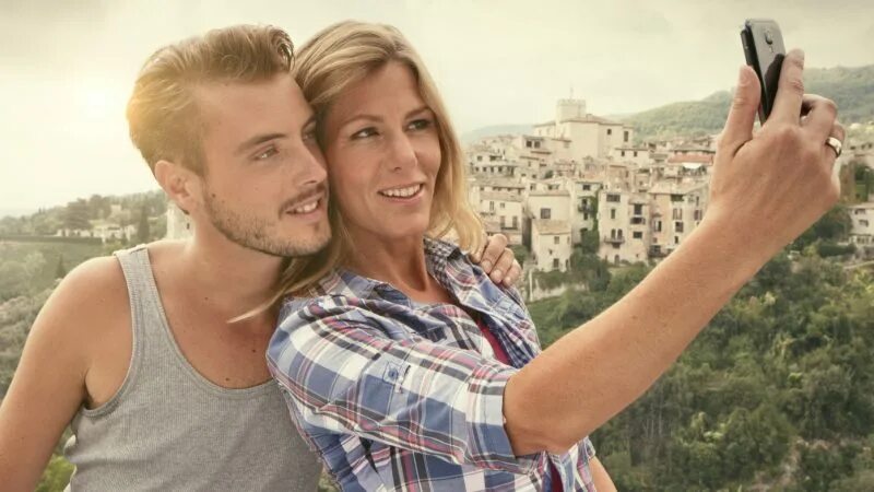 мужчина и женщина. пара улыбается. женщина старше. женщина и молодой парень. жена старше мужа.