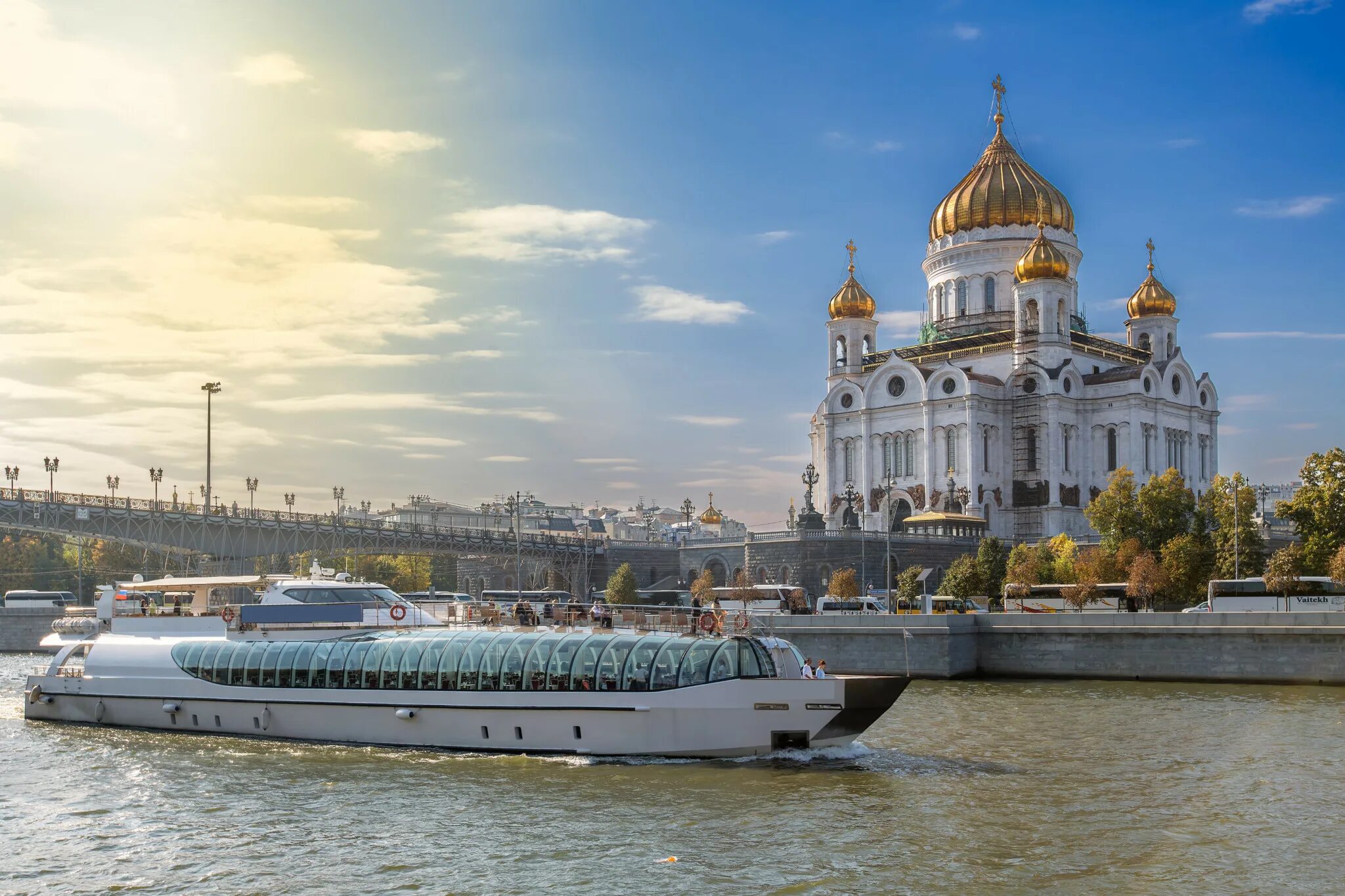 Прогулка на теплоходе по москве реке. Корабль на москве реке рэдиссон. теплоход рэдиссон по москве реке. москва река храм христа спасителя. экскурсия по москве реке рэдиссон.