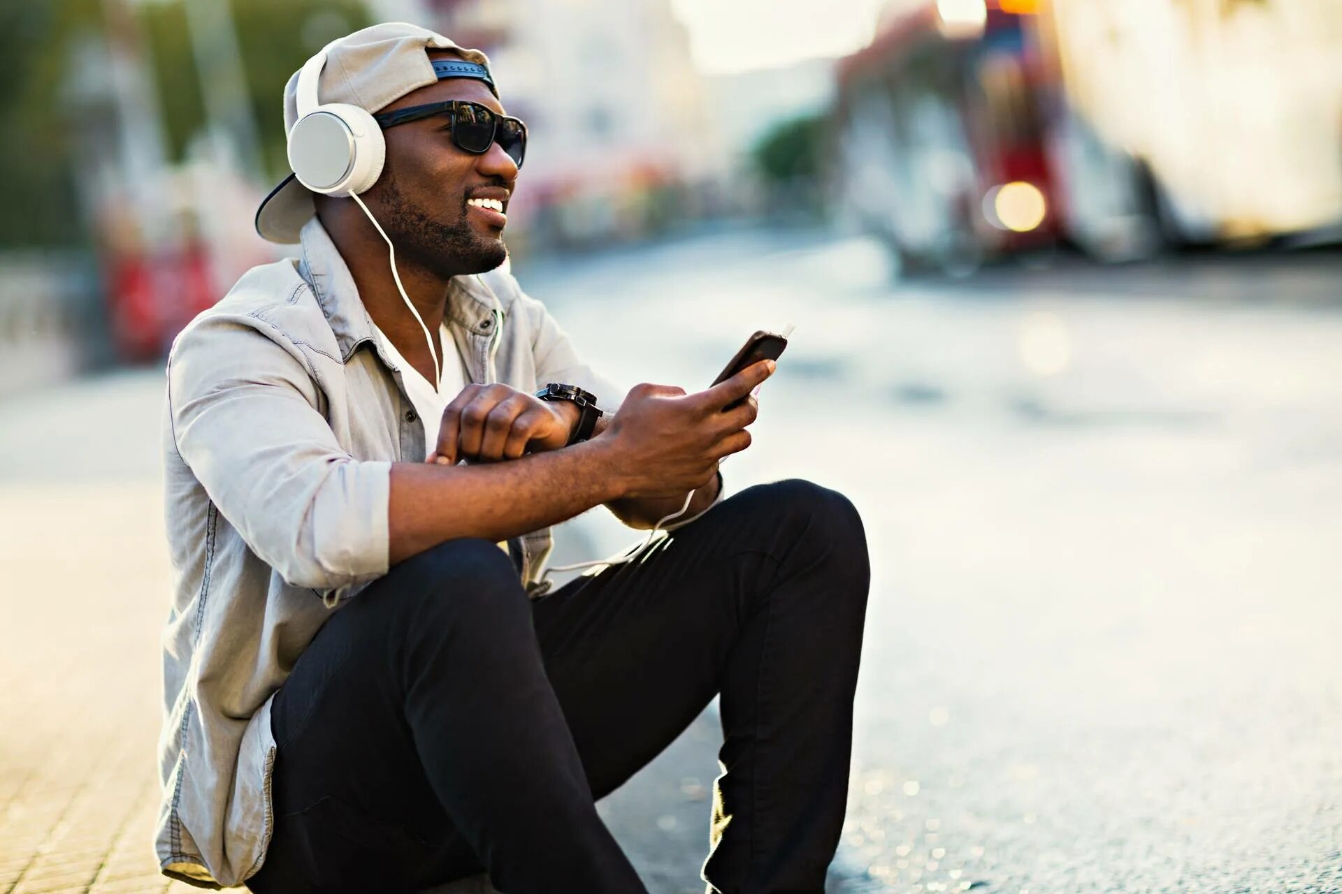 Электро парень. Человек слушает музыку. Прослушивание музыки на публике. Black man Listening to Music. Бодэ Мьюзик.