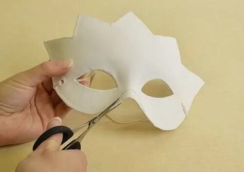 Картонные маски. Маска из картона. Самодельная маска. Самодельная маска из бумаги.