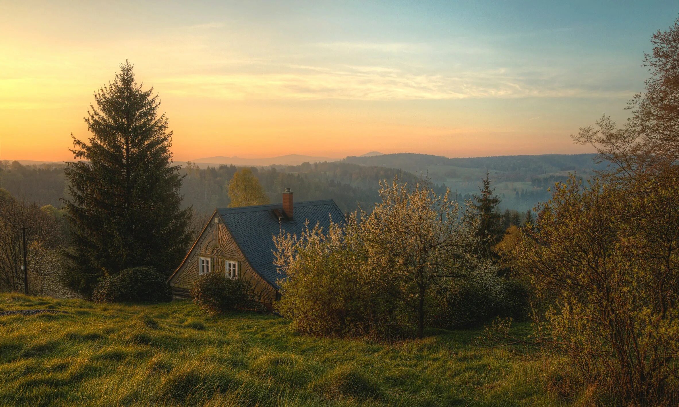 Видне тся вдали. Швейцария одинокий дом. "Домик на Холме" Аше. Деревенский пейзаж. Одинокий домик.