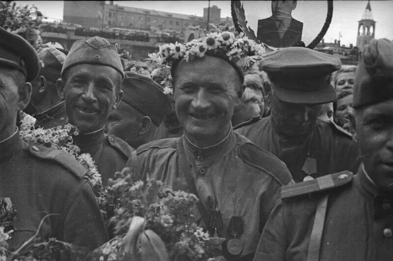 Военные фотографии победа. Встреча героев Победы 1945. Кадры Победы 1945. Встреча солдат победителей 1945. Встреча победителей на белорусском вокзале 1945 год.