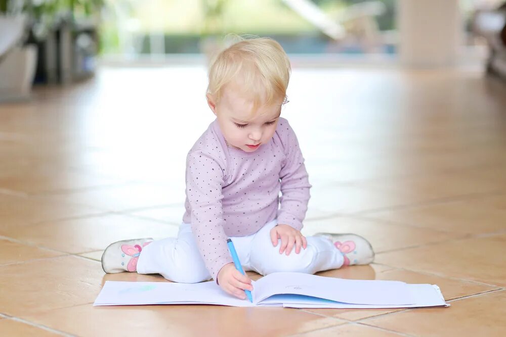 Малыш в белом. Дети г. Ребенок сидит на полу. Маленький ребенок сидит. Новорожденный сидит.