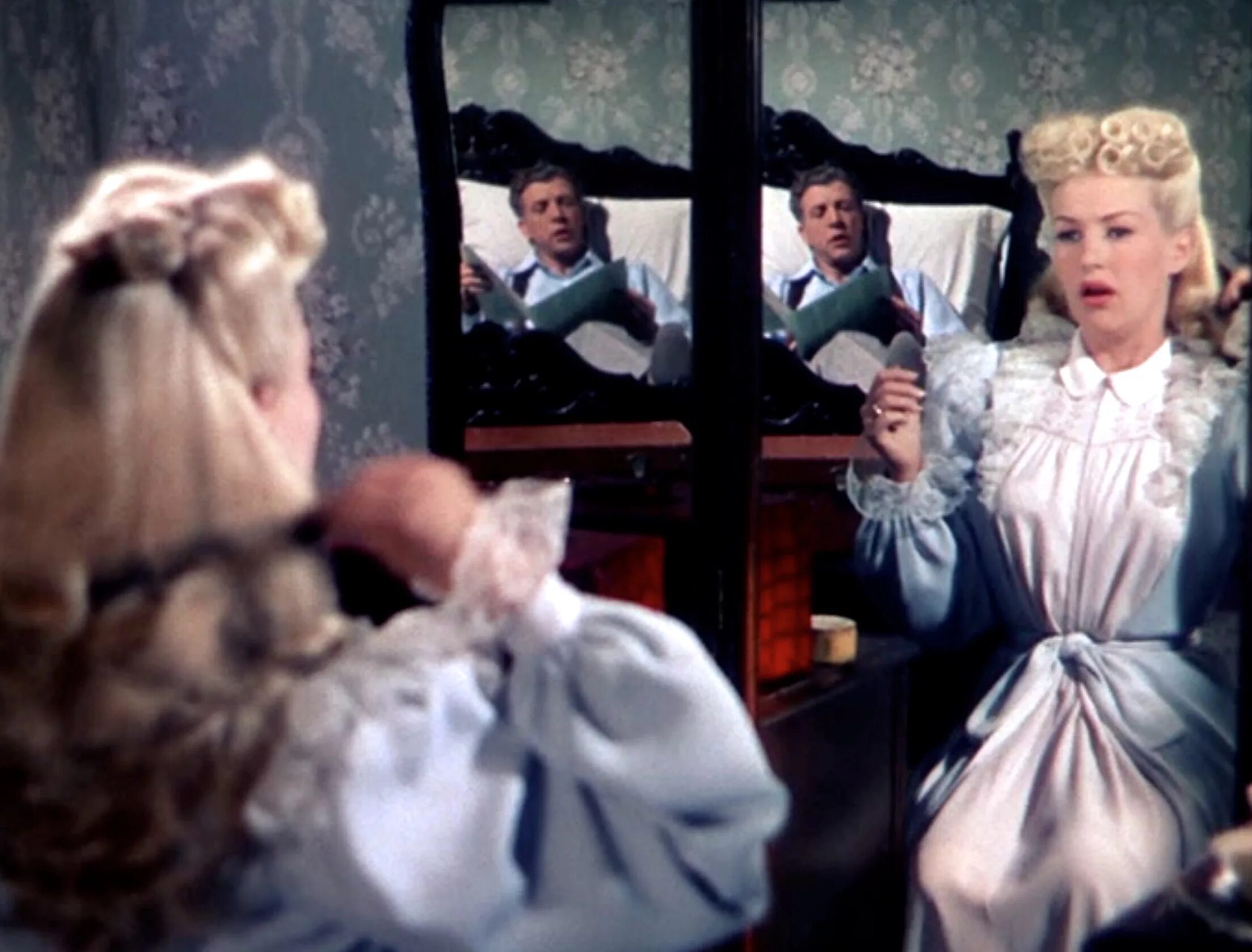 Бетти грейбл на кадиллаке. Mother wore tights фильм 1947 dvd. Фильм siempre en tus brazos 1947 dvd. Mother wore. Mother wore tights / 1947.