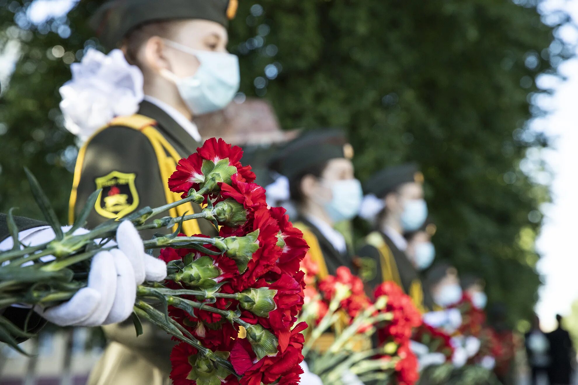 Возложение цветов к памятнику. Возложение цветов к мемориалу. Возложение цветов в день памяти. Дети возлагают цветы к памятнику.