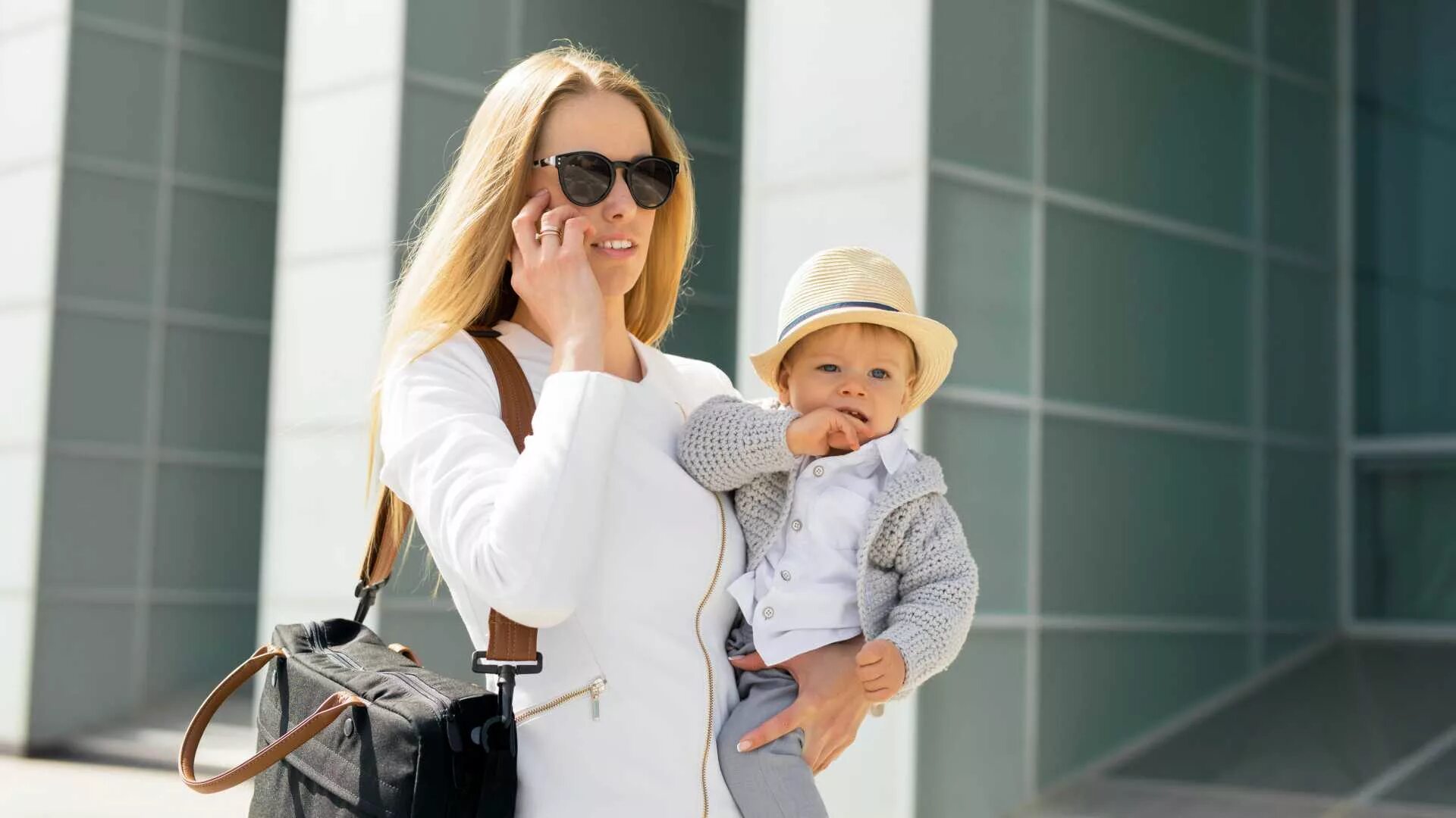 Мама с коляской. Коистина агилера с ребенко. Молодая мама блондинка. Молодая мама блондинка. Женщина с ребенком.