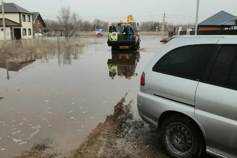 Какие районы затопило в оренбургской. Подтопление. Оренбург Нежинка затопило. Затопленные дома. Подтопление талыми водами жилых домов.