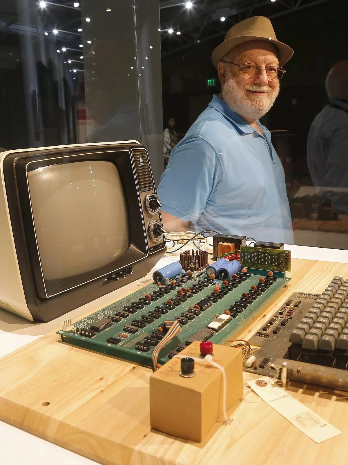 Собран он как самый. Эппл 1976. Apple 1. Первый компьютер Эппл 1. Apple 1 1976.