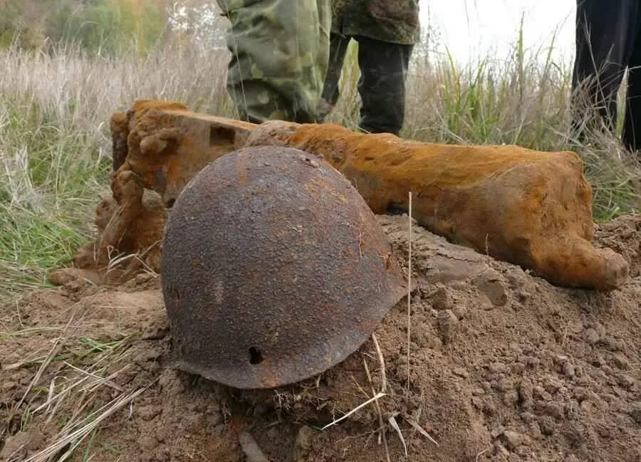 Находки вов. Раскопки солдат Великой Отечественной войны. Останки советских солдат. Военные находки времен Великой Отечественной. Раскопки на полях сражений.