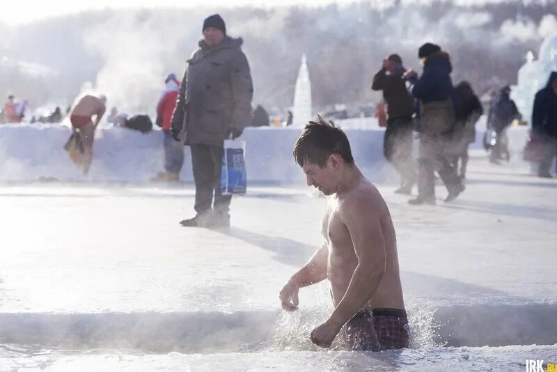 Январь купаться. Крещенские Морозы. Крещение Морозы. Крещенcие Морозы крещение. Крещенские Морозы картинки.