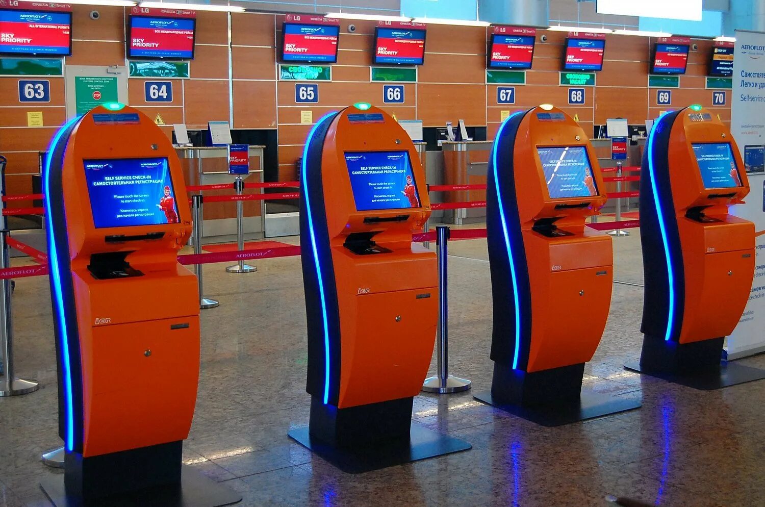 Для чего нужен терминал. Терминал самообслуживания терминал в Шереметьево. Стойки саморегистрации в Шереметьево. Киоски саморегистрации в Шереметьево. Терминалы для саморегистрации в аэропорту Шереметьево.