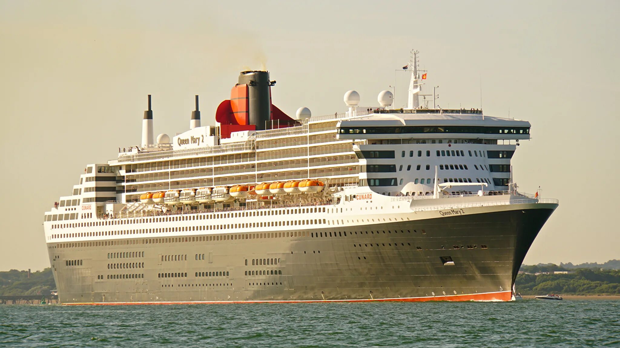 Круизный лайнер Queen Mary 2. Круизный лайнер Адмирал Нахимов. Queen Mary корабль. Огромные пароходы