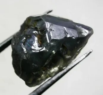 Кристалл черного цвета с металлическим блеском