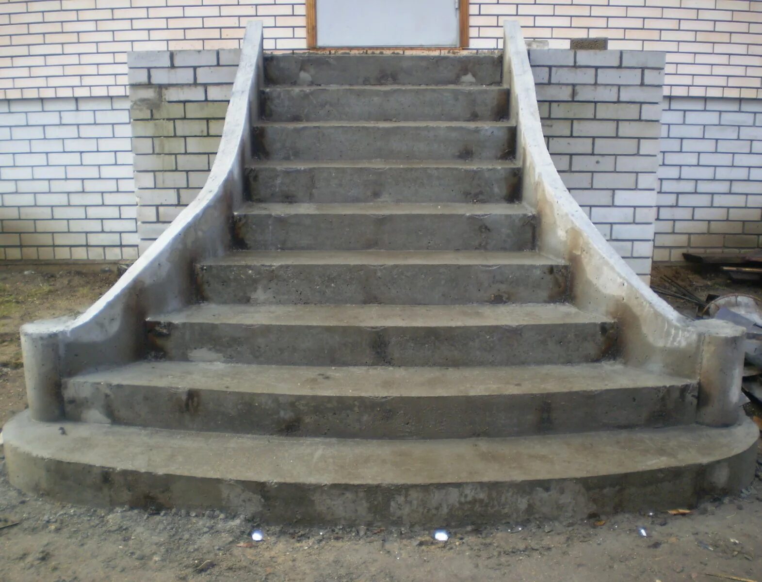 Бетонная лестница на улицу. Наружная бетонная лестница. Уличные лестницы из бетона. Наружный лестница из бетона. Входная лестница из бетона.
