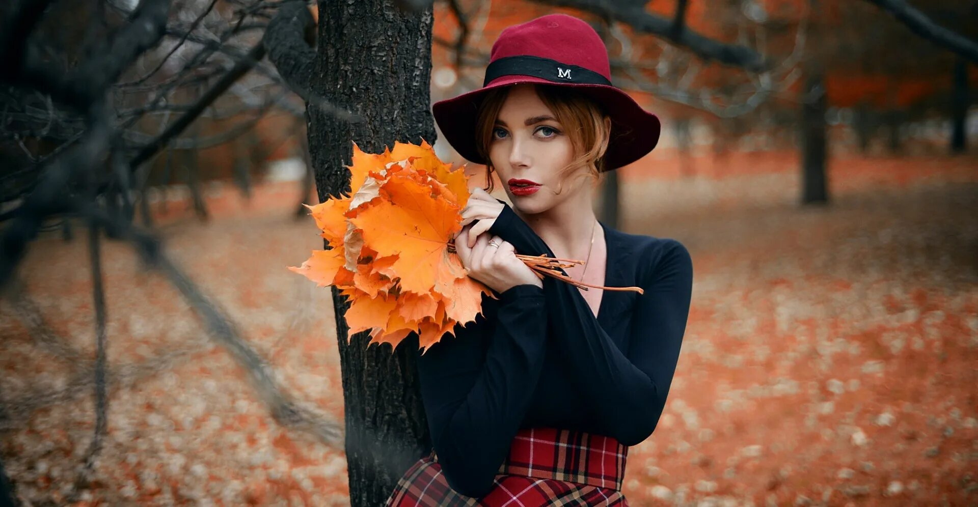 Скачать обои autumn colors, девушка, осень, платье, шляпка, раздел стиль в разре