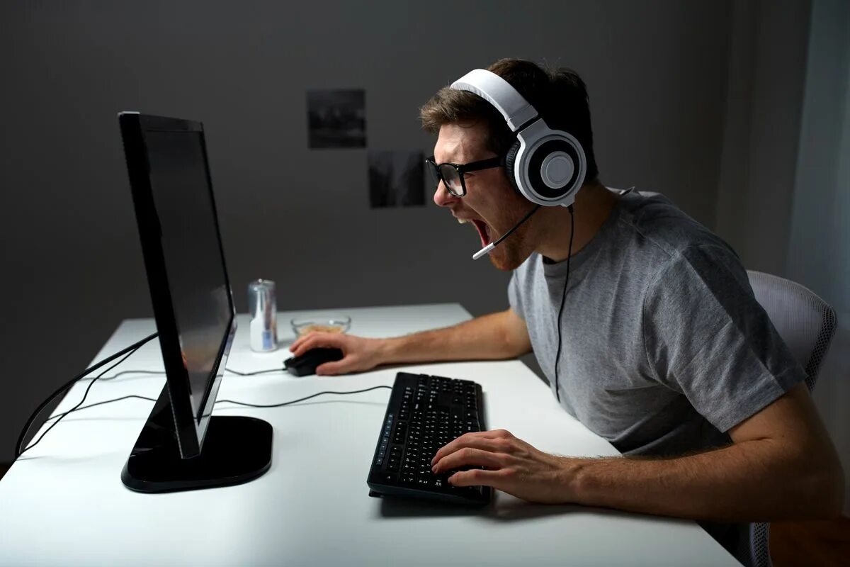 Игрок в компьютерные игры. Человек играющий за компьютером. Парень играющий в компьютер. Геймер. Gamer struggles android