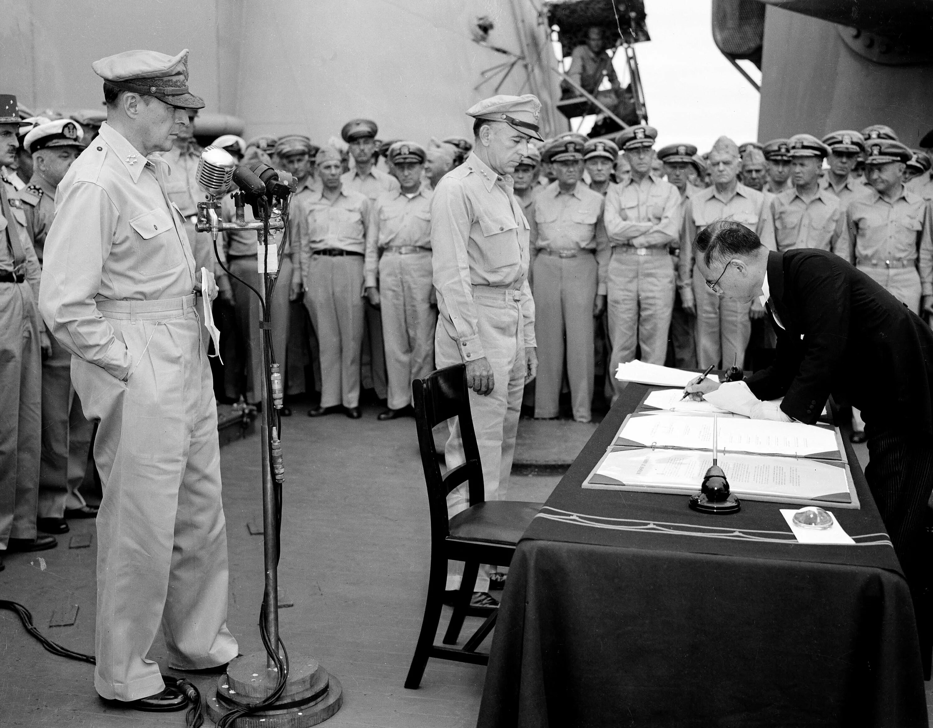 Подписание капитуляции японии дата. Капитуляция японии 2 сентября 1945. 2 сентября 1945, линкор &quot;миссури&quot;. подписание капитуляции японии. линкор «миссури, 2 сентября 1945 г.». капитуляция японии окончание второй мировой войны.